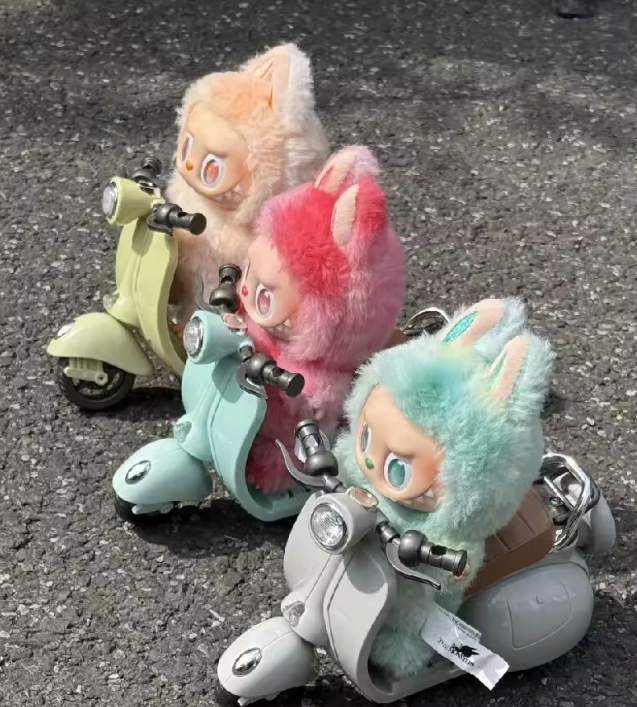 Scooter Rotante 360° for POP MART The Monsters - Exciting Macaron LABUBU Big Into Energy and Have a Seat Blind Box