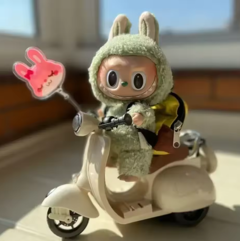 Scooter Rotante 360° for POP MART The Monsters - Exciting Macaron LABUBU Big Into Energy and Have a Seat Blind Box