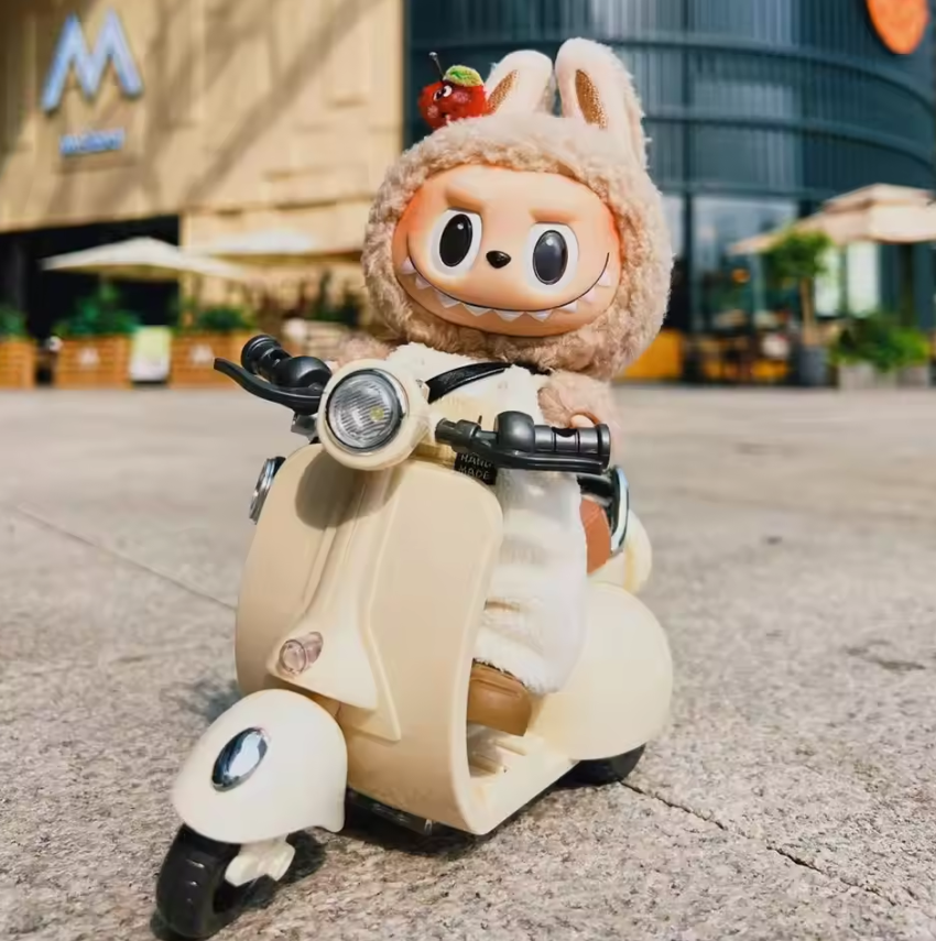 Scooter Rotante 360° for POP MART The Monsters - Exciting Macaron LABUBU Big Into Energy and Have a Seat Blind Box