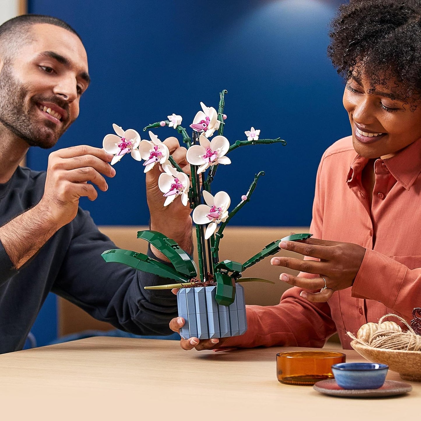LEGO Botanicals Orchidea - Idee Regali Donna o per la Festa della Mamma - Pianta Artificiale da Costruire per Adulti, Fiori Finti e Vaso per Decorazione di Casa dalla Collezione Botanica - 10311